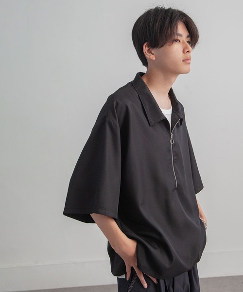 ZIP FIVE（ジップファイブ）の「【ZIP FIVE】ポリシャンブレー ルーズ ハーフジップ 半袖 カットソー（ポロシャツ・メンズ・ブラック/グレイッシュベージュ/ブルー系/チャコール/オフホワイト/インディゴブルー・LARGE/MEDIUM/X-LARGE）」の2枚目の写真