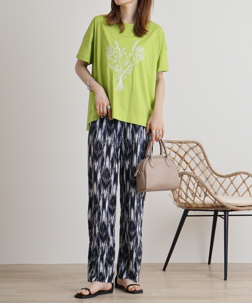BRODIAEA(ブローディア)の「BRODIAEA フラワーブーケ刺繍Tシャツ(Tシャツ/カットソー・レディース・ライム/グリーン/ブラック/サーモンピンク・40)」の13枚目の写真
