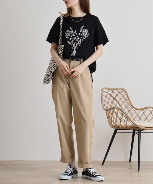 BRODIAEA(ブローディア)の「BRODIAEA フラワーブーケ刺繍Tシャツ(Tシャツ/カットソー・レディース・ライム/グリーン/ブラック/サーモンピンク・40)」の8枚目の写真