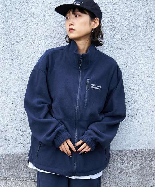 FFEIN(フェイン)の「【FFEIN(フェイン)】ワンポイントフリースジャケット / 刺繍 オーバーサイズ ドローコード ジップ(ブルゾン・メンズ・ネイビー/ブラック/オフホワイト/グレー・LARGE/MEDIUM/SMALL)」の4枚目の写真