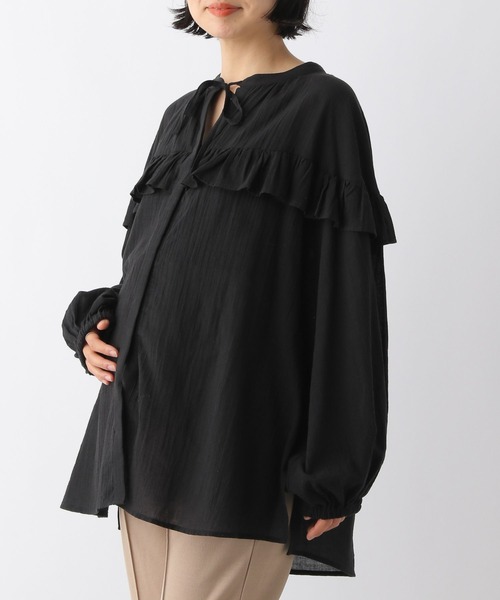 LEPSIM（レプシィム）の「【産前・産後対応】マタニティ／フリルデザインブラウス　L134158（マタニティウェア/グッズ・レディース・ブラック/オフホワイト/ブラウン・FREE）」の2枚目の写真
