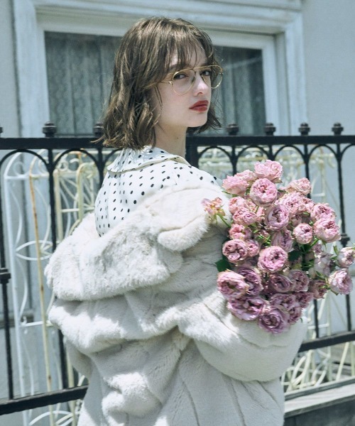 an another angelus（アンアナザーアンジェラス）の「イニシャル釦ストライプエコファーコート/ananotherangelus（その他アウター・レディース・ライトベージュ/アイボリー・FREE）」の5枚目の写真