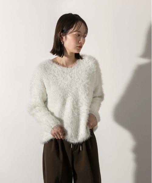 ad thie(アドティエ)の「ラメシャギー Vネックニット(ニット/セーター・レディース・オフホワイト/ライトグレー/チャコール/ベージュ・FREE)」の13枚目の写真
