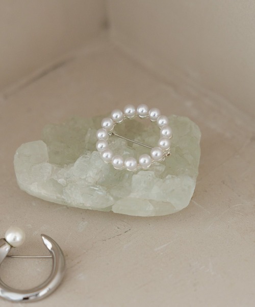 Elura（エルーラ）の「＜2025ceremony＞サークルパールブローチ/252369（ブローチ/コサージュ・レディース・ゴールド/シルバー・ONE SIZE）」の4枚目の写真