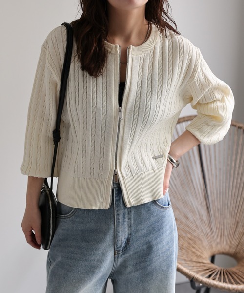 ap retro（アプレトロ）の「プレート付ベビーケーブルZIPカーデ《動画あり》（カーディガン/ボレロ・レディース・ライトグレー/ブラック/オフホワイト/ピンク・FREE）」の2枚目の写真