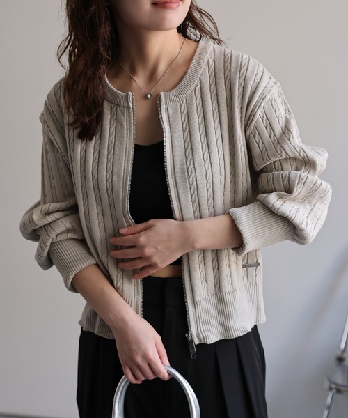 ap retro（アプレトロ）の「プレート付ベビーケーブルZIPカーデ《動画あり》（カーディガン/ボレロ・レディース・ライトグレー/ブラック/オフホワイト/ピンク・FREE）」の3枚目の写真