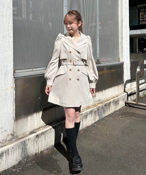 REDYAZEL（レディアゼル）の「パフスリーブミニトレンチコート（トレンチコート・レディース・ベージュ/オフホワイト/サックスブルー・SMALL/MEDIUM）」の22枚目の写真