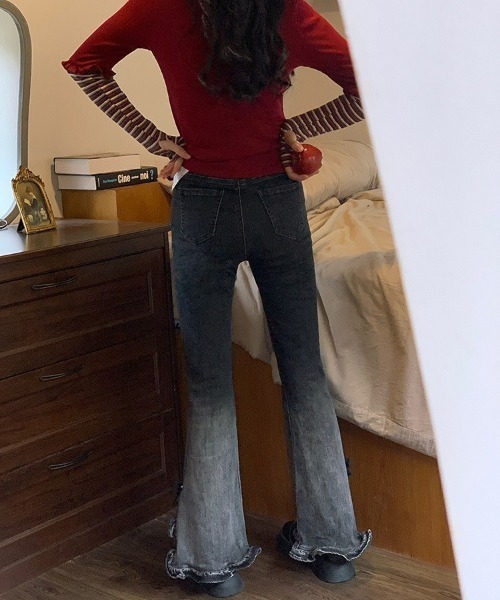 Mejoul(メジュール)の「サイドスリット フリルリボングラデーション フレアスキニーデニム(デニムパンツ・レディース・ブラック/ブルー・S/M)」の11枚目の写真