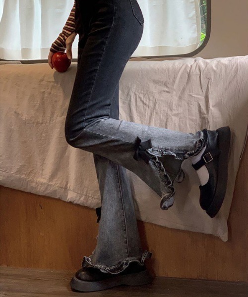 Mejoul(メジュール)の「サイドスリット フリルリボングラデーション フレアスキニーデニム(デニムパンツ・レディース・ブラック/ブルー・S/M)」の15枚目の写真