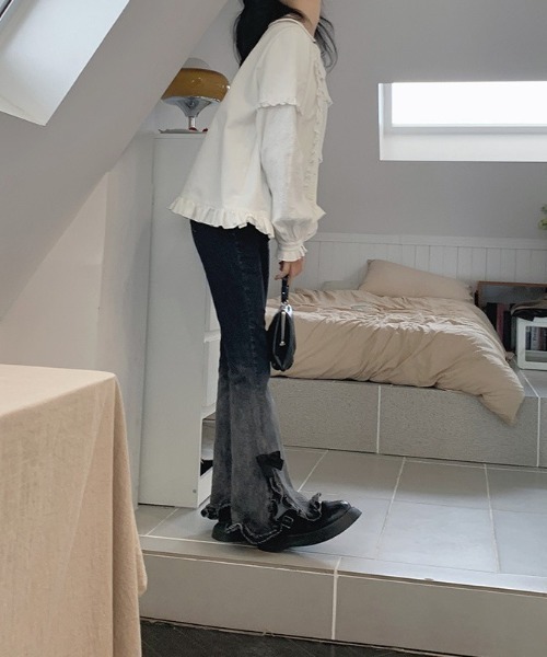 Mejoul(メジュール)の「サイドスリット フリルリボングラデーション フレアスキニーデニム(デニムパンツ・レディース・ブラック/ブルー・S/M)」の7枚目の写真