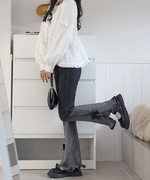 Mejoul(メジュール)の「サイドスリット フリルリボングラデーション フレアスキニーデニム(デニムパンツ・レディース・ブラック/ブルー・S/M)」の5枚目の写真