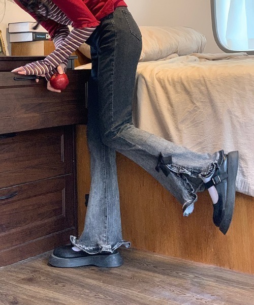 Mejoul(メジュール)の「サイドスリット フリルリボングラデーション フレアスキニーデニム(デニムパンツ・レディース・ブラック/ブルー・S/M)」の14枚目の写真