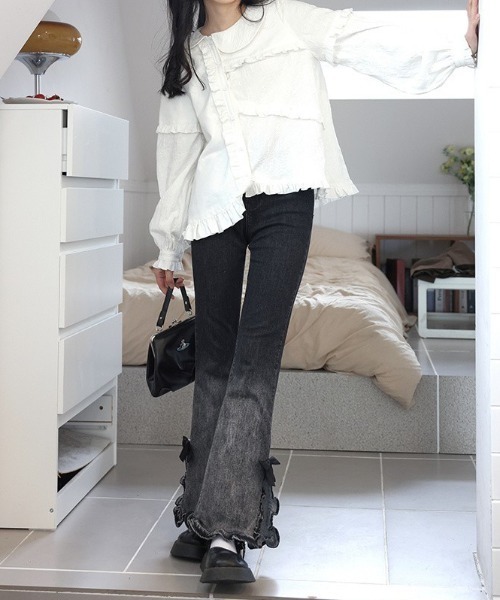 Mejoul(メジュール)の「サイドスリット フリルリボングラデーション フレアスキニーデニム(デニムパンツ・レディース・ブラック/ブルー・S/M)」の4枚目の写真