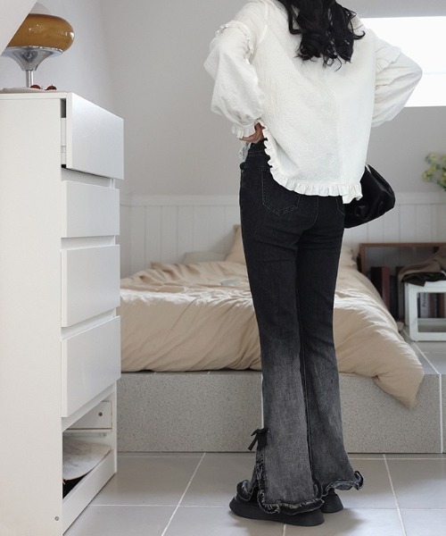 Mejoul(メジュール)の「サイドスリット フリルリボングラデーション フレアスキニーデニム(デニムパンツ・レディース・ブラック/ブルー・S/M)」の6枚目の写真