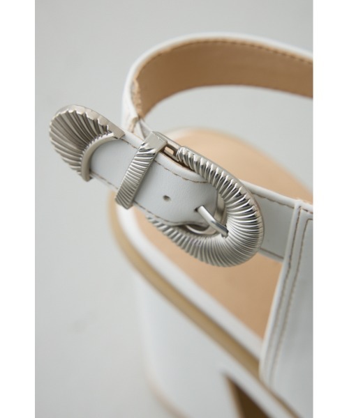 AZUL by moussy（アズールバイマウジー）の「ウエスタンバックルブーティーサンダル（サンダル・レディース・ブラック/アイボリー・LARGE/MEDIUM/SMALL）」の9枚目の写真