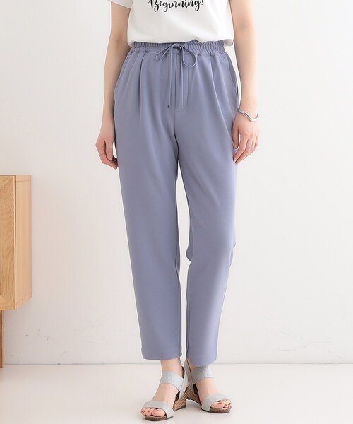 SHOO・LA・RUE（シューラルー）の「【洗える】脚のラインを拾いにくい スマートイージー テーパードパンツ（その他パンツ・レディース・ブラック/ライトベージュ/オレンジ/チャコールグレー/ブルー・01/10/05/04/03/02）」の4枚目の写真