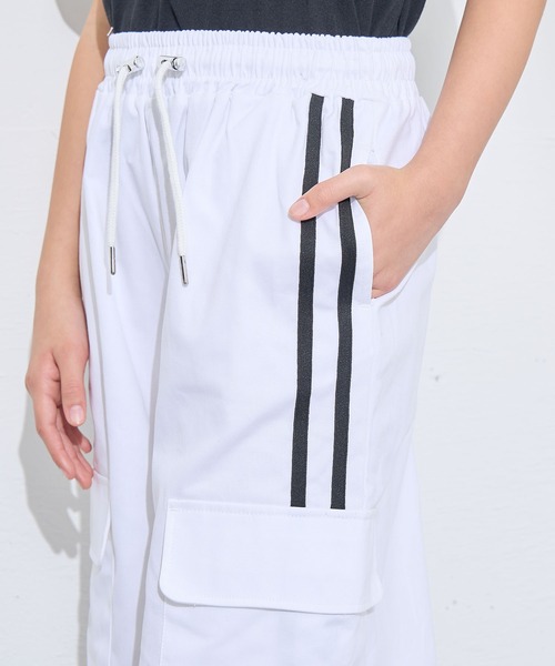 BISKEE（ビスキー）の「サイドラインバミューダパンツ（カーゴパンツ・キッズ・ブラック/オフホワイト・160cm/140cm/150cm）」の21枚目の写真