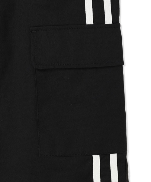 BISKEE（ビスキー）の「サイドラインバミューダパンツ（カーゴパンツ・キッズ・ブラック/オフホワイト・160cm/140cm/150cm）」の4枚目の写真