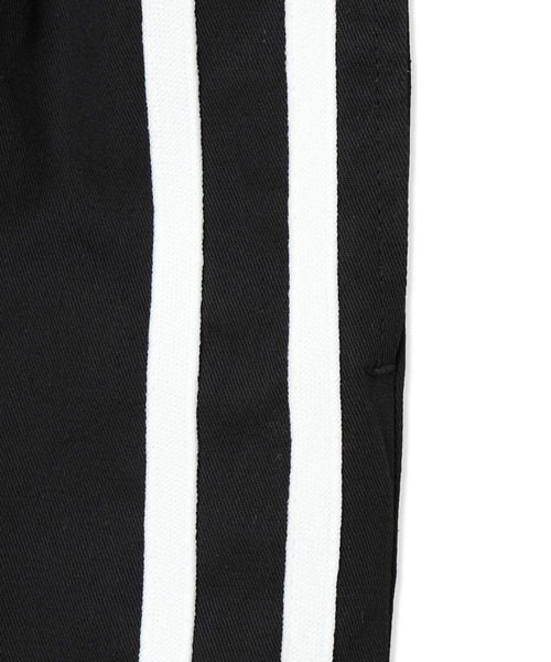 BISKEE（ビスキー）の「サイドラインバミューダパンツ（カーゴパンツ・キッズ・ブラック/オフホワイト・160cm/140cm/150cm）」の3枚目の写真