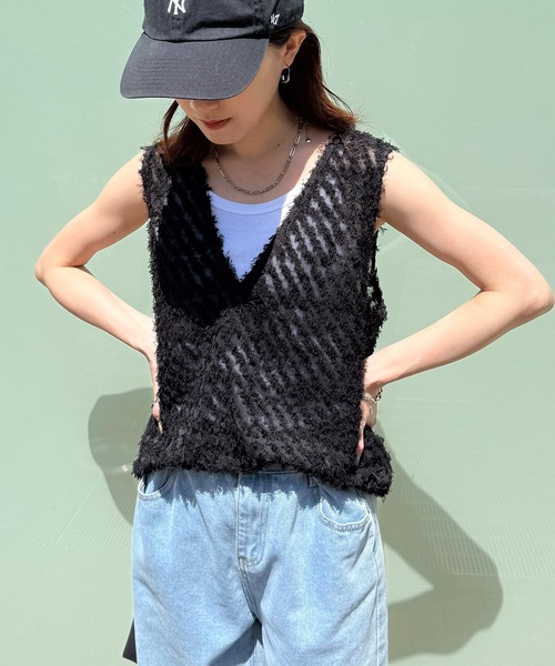 ISOOK（アイスー）の「【ISOOK / アイスー】前後2wayフリンジベスト / ノースリーブ カットジャガード オーガンジー シアー Vネック クルーネック チュニック ロング丈 ホワイト ブラック 白 黒 ZOZOTOWN限定（タンクトップ・レディース・アイボリー/ブラック・FREE）」の2枚目の写真