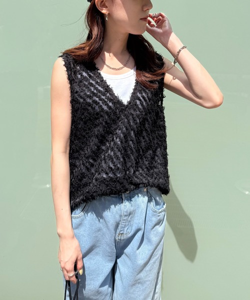 ISOOK（アイスー）の「【ISOOK / アイスー】前後2wayフリンジベスト / ノースリーブ カットジャガード オーガンジー シアー Vネック クルーネック チュニック ロング丈 ホワイト ブラック 白 黒 ZOZOTOWN限定（タンクトップ・レディース・アイボリー/ブラック・FREE）」の4枚目の写真