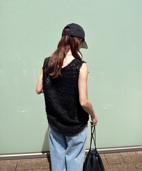 ISOOK（アイスー）の「【ISOOK / アイスー】前後2wayフリンジベスト / ノースリーブ カットジャガード オーガンジー シアー Vネック クルーネック チュニック ロング丈 ホワイト ブラック 白 黒 ZOZOTOWN限定（タンクトップ・レディース・アイボリー/ブラック・FREE）」の22枚目の写真