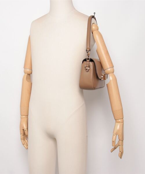 MICHAEL KORS(マイケルコース)の「MICHAEL KORS Parker Medium Shoulder Bag マイケルコース パーカー ミディアム レザーショルダーバッグ(ショルダーバッグ・レディース・ゴールド系その他/ブラック/ベージュ系その他・FREE)」の22枚目の写真
