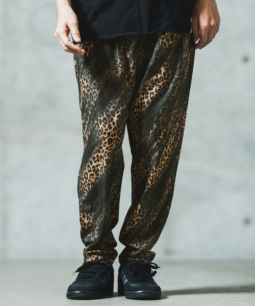 GLIMCLAP（グリムクラップ）の「mp13553- Leopard & handwriting pattern easy pants イージーパンツ（その他パンツ・メンズ・キャメル・S/M/L）」の2枚目の写真