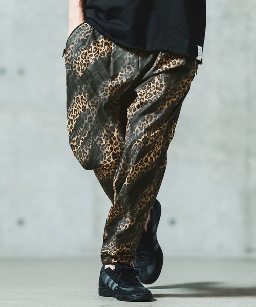 GLIMCLAP（グリムクラップ）の「mp13553- Leopard & handwriting pattern easy pants イージーパンツ（その他パンツ・メンズ・キャメル・S/M/L）」の3枚目の写真