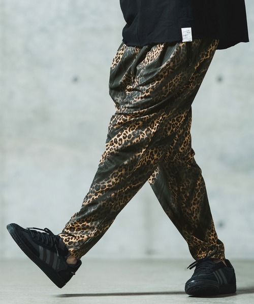 GLIMCLAP（グリムクラップ）の「mp13553- Leopard & handwriting pattern easy pants イージーパンツ（その他パンツ・メンズ・キャメル・S/M/L）」の5枚目の写真