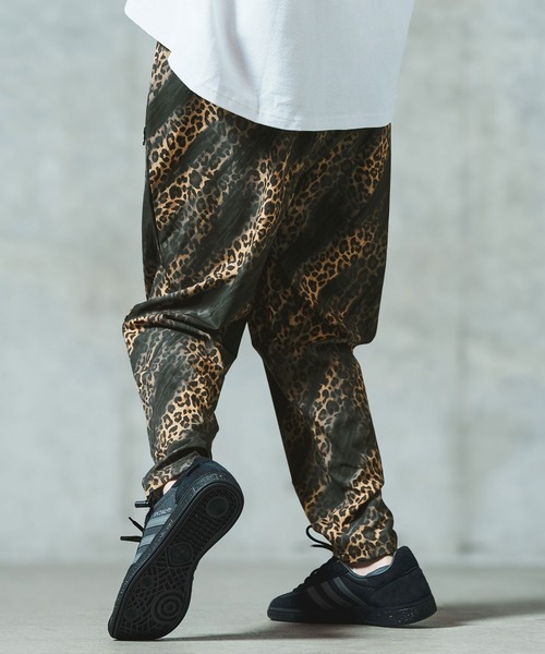 GLIMCLAP（グリムクラップ）の「mp13553- Leopard & handwriting pattern easy pants イージーパンツ（その他パンツ・メンズ・キャメル・S/M/L）」の6枚目の写真