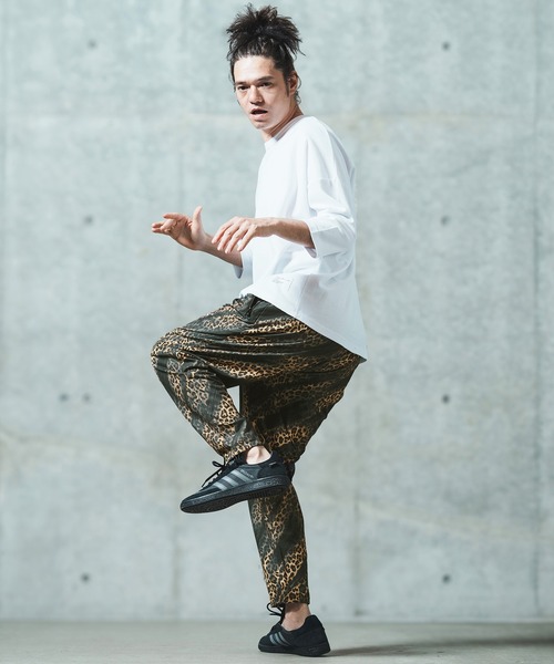 GLIMCLAP（グリムクラップ）の「mp13553- Leopard & handwriting pattern easy pants イージーパンツ（その他パンツ・メンズ・キャメル・S/M/L）」の8枚目の写真