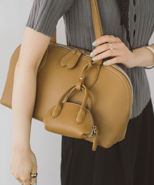 DRWCYS（ドロシーズ）の「ミニバックチャーム付きボストンバック（ハンドバッグ・レディース・ブラウン/ブラック・FREE）」の2枚目の写真