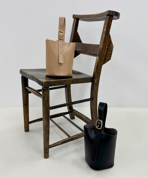 fredy emue（フレディエミュ）の「バックルワンハンドルバッグ（ショルダーバッグ・レディース・ベージュ/ブラック・FREE）」の3枚目の写真