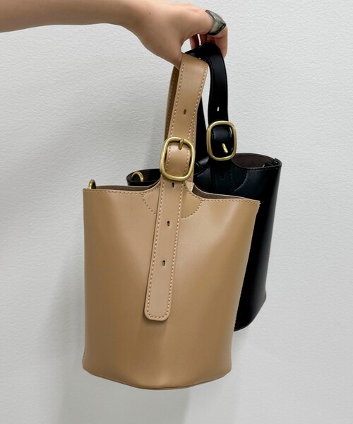 fredy emue（フレディエミュ）の「バックルワンハンドルバッグ（ショルダーバッグ・レディース・ベージュ/ブラック・FREE）」の4枚目の写真