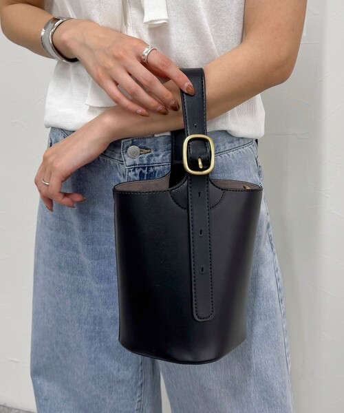 fredy emue（フレディエミュ）の「バックルワンハンドルバッグ（ショルダーバッグ・レディース・ベージュ/ブラック・FREE）」の6枚目の写真