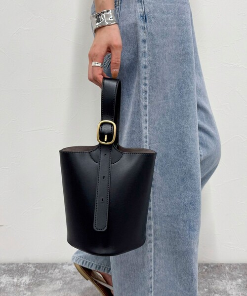 fredy emue（フレディエミュ）の「バックルワンハンドルバッグ（ショルダーバッグ・レディース・ベージュ/ブラック・FREE）」の7枚目の写真