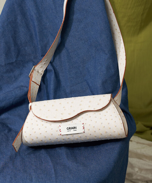 GRAIN(グレイン)の「【GRAIN/グレイン】オーストリッチ変形フラップショルダーバッグ(ショルダーバッグ・レディース・グレー/アイボリー/ブルー・FREE)」の4枚目の写真