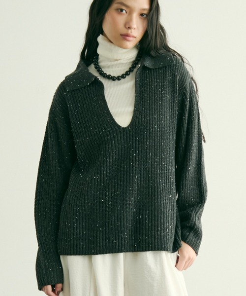 Trish（トリッシュ）の「ネップ糸フロントホック衿付きプルオーバー（ニット/セーター・レディース・ブラック/ホワイト・FREE）」の2枚目の写真