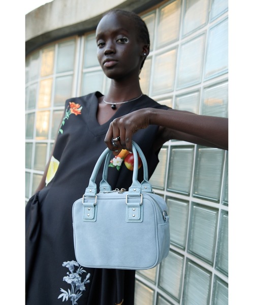 un/neu（アンノイ）の「シボスクエアミニボストンバッグ / ショルダーバッグ / ペットボトル収納可能（ショルダーバッグ・レディース・ブラック/ブラウン/レッド/ブルー/ダークブラウン/ライトブルー/ピンク/ベージュ/イエロー・FREE）」の5枚目の写真