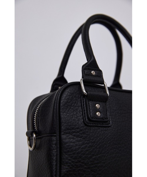 un/neu（アンノイ）の「シボ革スクエアミニショルダー