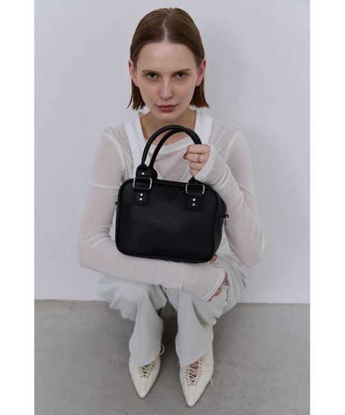 un/neu（アンノイ）の「シボ革スクエアミニショルダー