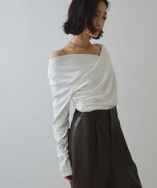 ELLEgirl（エルガール）の「ドレープオフショルトップス【ELLEgirl/エルガール】（Tシャツ/カットソー・レディース・オフホワイト/ブラック/レッド・FREE）」の2枚目の写真