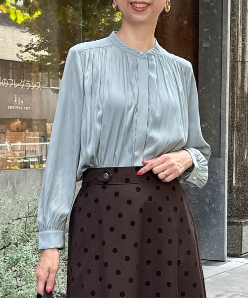 MICO COULIER（ミコクリエ）の「パウダーサテンブラウス（シャツ/ブラウス・レディース・ミント/グレイッシュベージュ/ネイビー・38）」の3枚目の写真