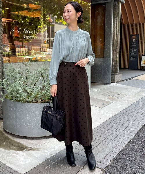 MICO COULIER（ミコクリエ）の「パウダーサテンブラウス（シャツ/ブラウス・レディース・ミント/グレイッシュベージュ/ネイビー・38）」の6枚目の写真