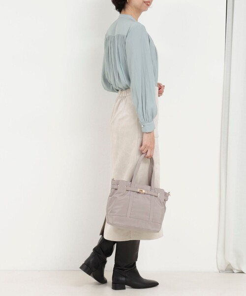 MICO COULIER（ミコクリエ）の「パウダーサテンブラウス（シャツ/ブラウス・レディース・ミント/グレイッシュベージュ/ネイビー・38）」の13枚目の写真