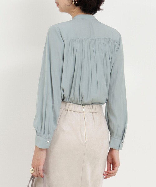 MICO COULIER（ミコクリエ）の「パウダーサテンブラウス（シャツ/ブラウス・レディース・ミント/グレイッシュベージュ/ネイビー・38）」の9枚目の写真