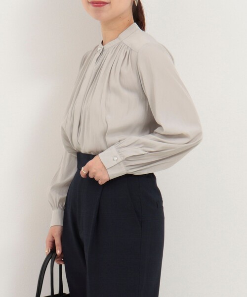 MICO COULIER（ミコクリエ）の「パウダーサテンブラウス（シャツ/ブラウス・レディース・ミント/グレイッシュベージュ/ネイビー・38）」の16枚目の写真