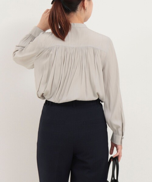 MICO COULIER（ミコクリエ）の「パウダーサテンブラウス（シャツ/ブラウス・レディース・ミント/グレイッシュベージュ/ネイビー・38）」の19枚目の写真