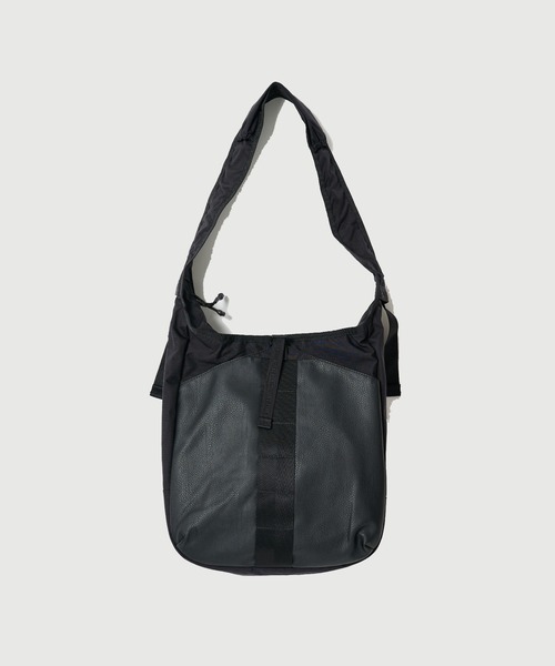 WHITE MOUNTAINEERING(ホワイトマウンテニアリング)の「【White Mountaineering / ホワイトマウンテニアリング】WM×BRIEFING HOBO SHOULDER TALL(ショルダーバッグ・メンズ・ブラック・FREE)」の13枚目の写真